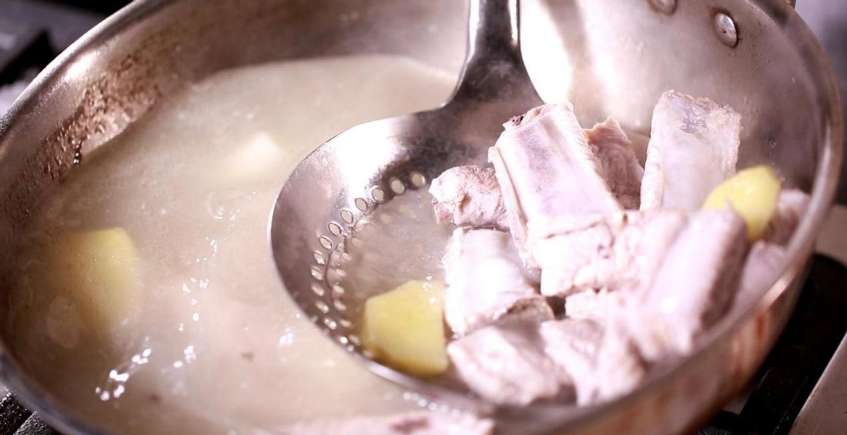 Tại sao d&ugrave; đ&atilde; chần sườn heo trước khi nấu vẫn c&oacute; m&ugrave;i tanh lại dai? T&ocirc;i đ&atilde; hỏi đầu bếp v&agrave; được biết l&agrave; do họ d&ugrave;ng nước kh&ocirc;ng ph&ugrave; hợp - Ảnh 3.