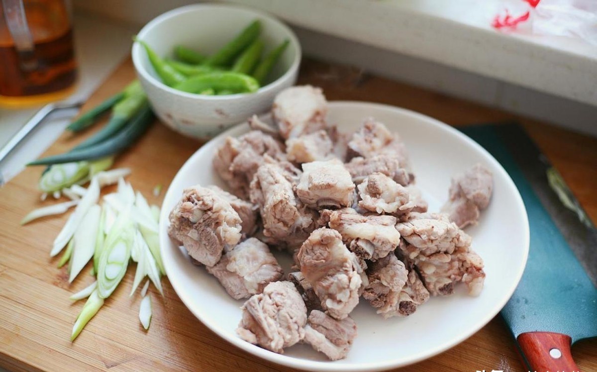 Tại sao d&ugrave; đ&atilde; chần sườn heo trước khi nấu vẫn c&oacute; m&ugrave;i tanh lại dai? T&ocirc;i đ&atilde; hỏi đầu bếp v&agrave; được biết l&agrave; do họ d&ugrave;ng nước kh&ocirc;ng ph&ugrave; hợp - Ảnh 4.