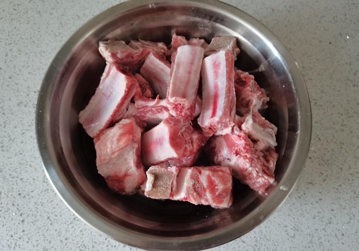 Tại sao d&ugrave; đ&atilde; chần sườn heo trước khi nấu vẫn c&oacute; m&ugrave;i tanh lại dai? T&ocirc;i đ&atilde; hỏi đầu bếp v&agrave; được biết l&agrave; do họ d&ugrave;ng nước kh&ocirc;ng ph&ugrave; hợp - Ảnh 5.