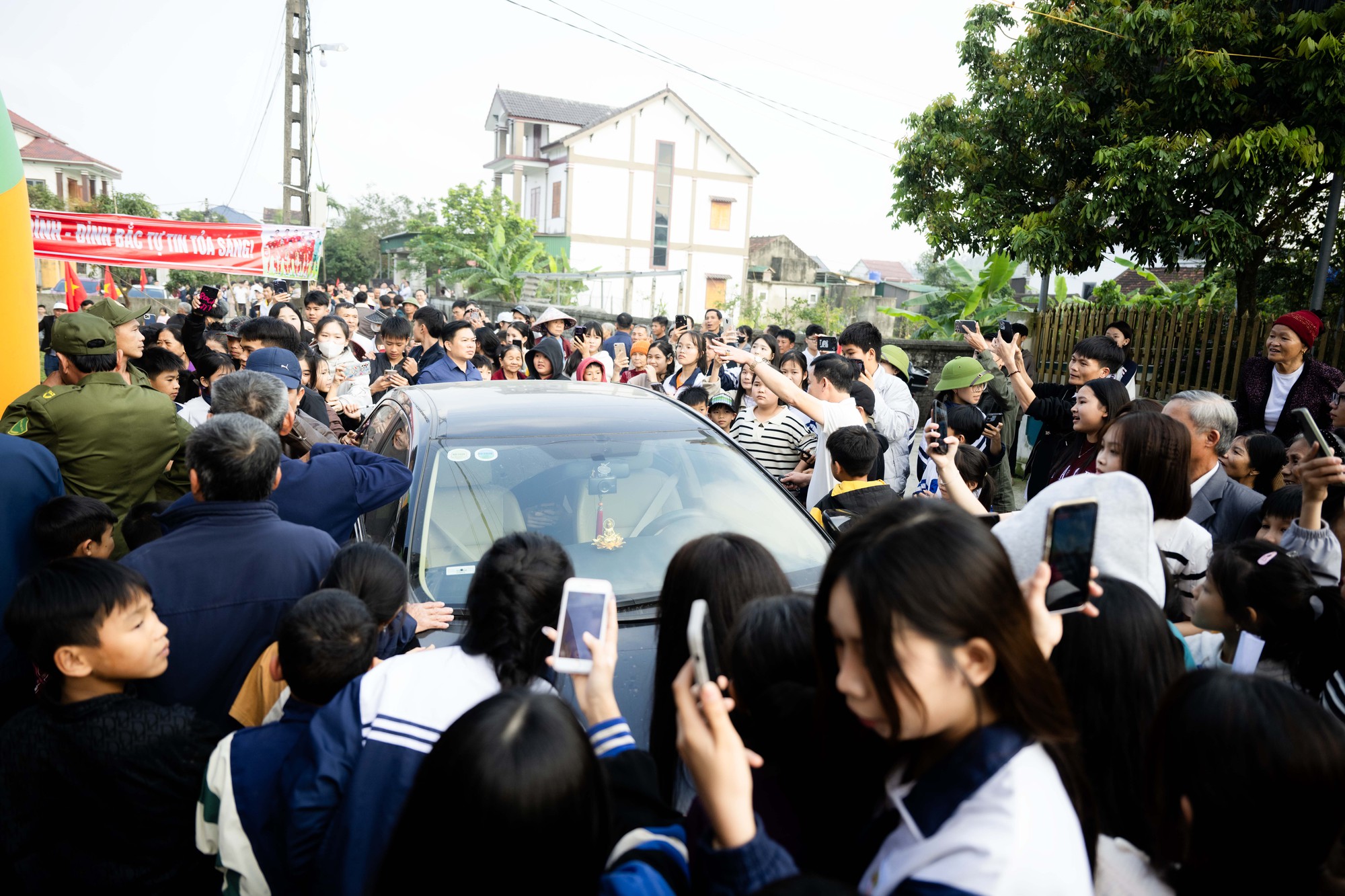 Ngay l&uacute;c n&agrave;y: 180 m&acirc;m l&agrave; chưa đủ, tiệc mừng Đ&igrave;nh Bắc đ&ocirc;ng k&iacute;n người từ đầu l&agrave;ng tới cuối x&oacute;m- Ảnh 1.