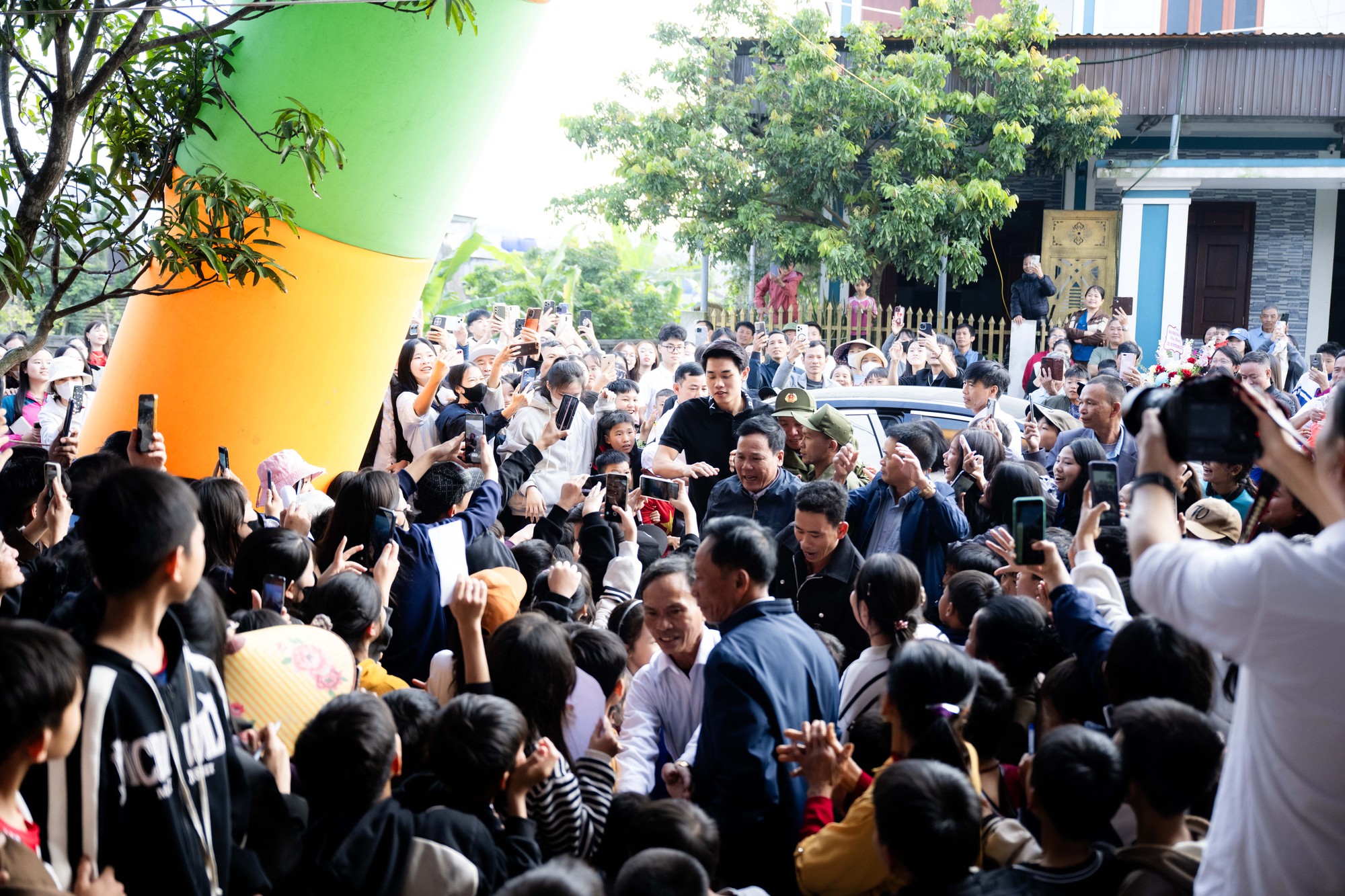 Ngay l&uacute;c n&agrave;y: 180 m&acirc;m l&agrave; chưa đủ, tiệc mừng Đ&igrave;nh Bắc đ&ocirc;ng k&iacute;n người từ đầu l&agrave;ng tới cuối x&oacute;m- Ảnh 2.