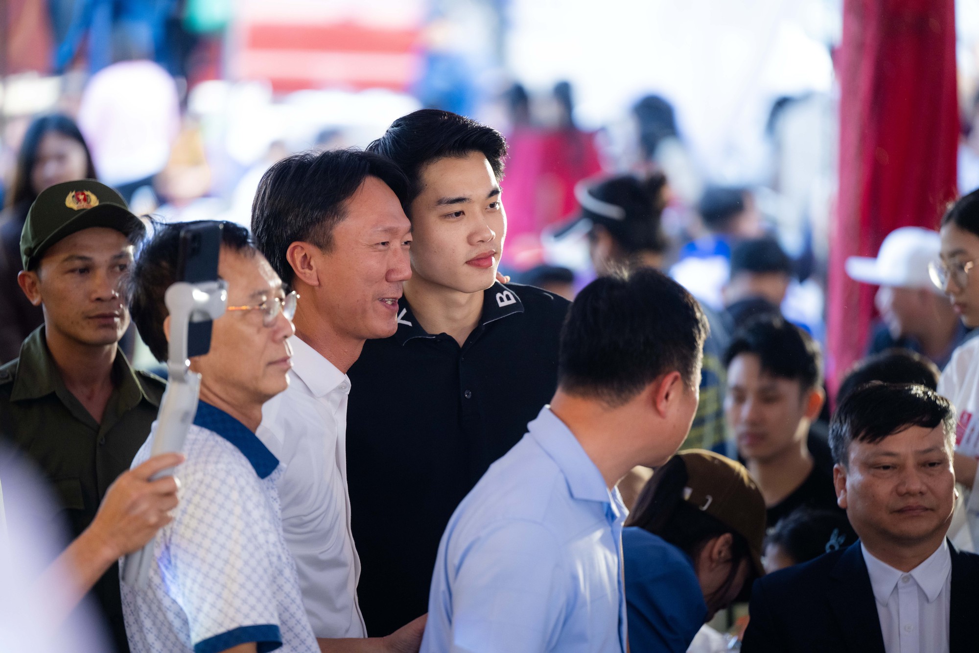 Ngay l&uacute;c n&agrave;y: 180 m&acirc;m l&agrave; chưa đủ, tiệc mừng Đ&igrave;nh Bắc đ&ocirc;ng k&iacute;n người từ đầu l&agrave;ng tới cuối x&oacute;m- Ảnh 14.