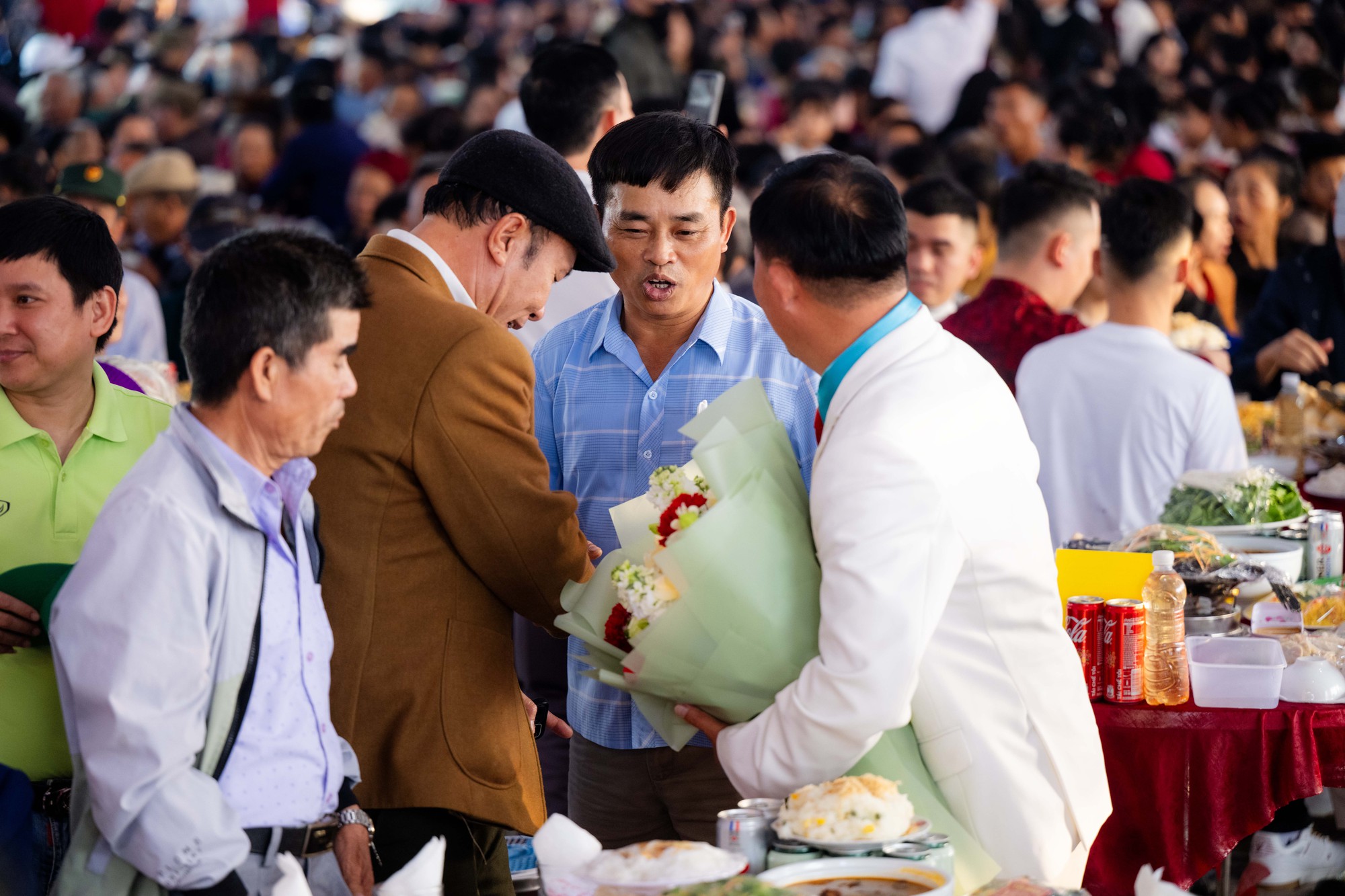 Ngay l&uacute;c n&agrave;y: 180 m&acirc;m l&agrave; chưa đủ, tiệc mừng Đ&igrave;nh Bắc đ&ocirc;ng k&iacute;n người từ đầu l&agrave;ng tới cuối x&oacute;m- Ảnh 15.