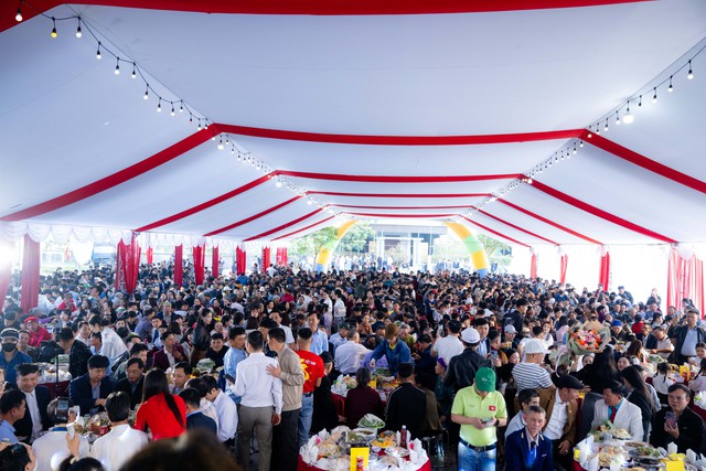 Ngay l&uacute;c n&agrave;y: 180 m&acirc;m l&agrave; chưa đủ, tiệc mừng Đ&igrave;nh Bắc đ&ocirc;ng k&iacute;n người từ đầu l&agrave;ng tới cuối x&oacute;m- Ảnh 9.