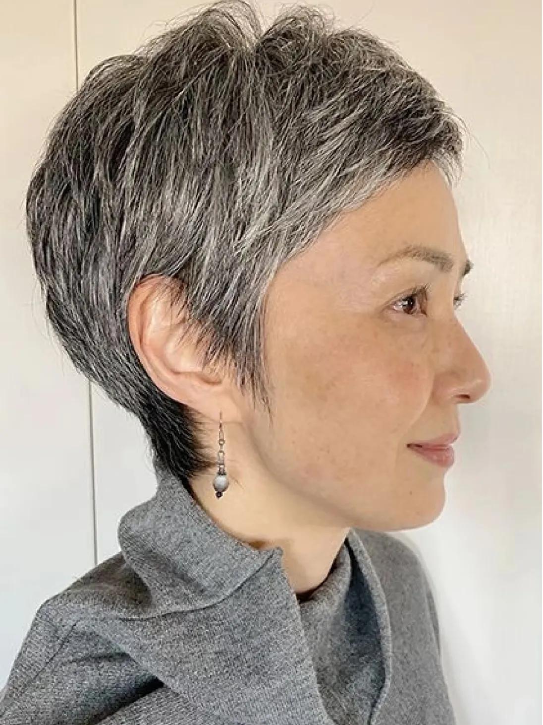 Không nhuộm, không che giấu: Kiểu tóc giúp phụ nữ 60+ đẹp một cách điềm tĩnh - Ảnh 5.