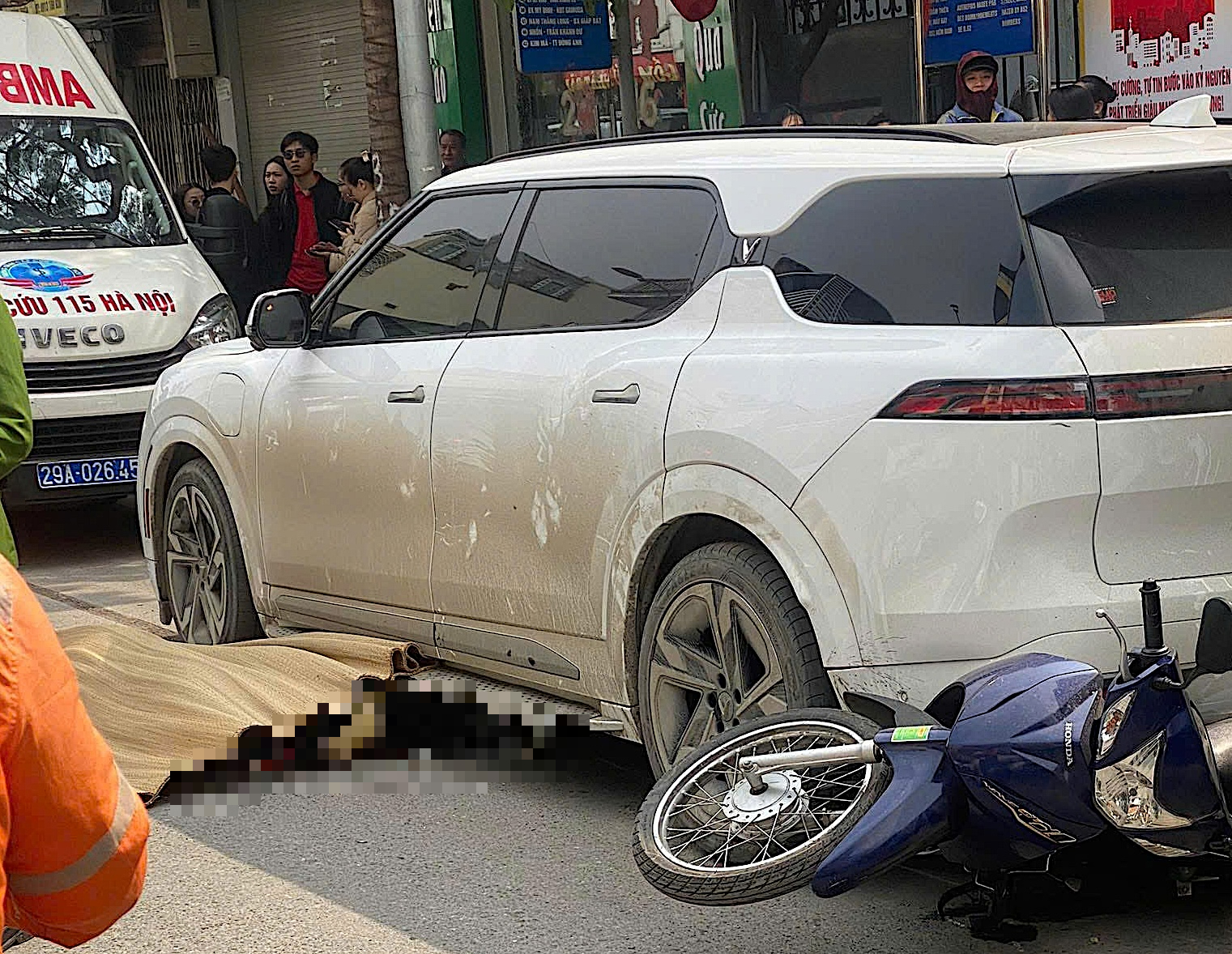 Ô tô lùi trúng 2 người trên phố Khâm Thiên Hà Nội khiến 1 phụ nữ tử vong - Ảnh 1. Ô tô lùi trúng 2 người trên phố Khâm Thiên Hà Nội khiến 1 phụ nữ tử vong - Ảnh 1.