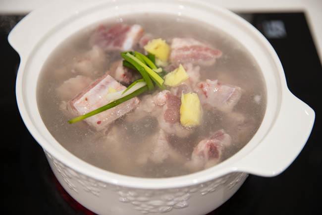 Tại sao d&ugrave; đ&atilde; chần sườn heo trước khi nấu vẫn c&oacute; m&ugrave;i tanh lại dai? T&ocirc;i đ&atilde; hỏi đầu bếp v&agrave; được biết l&agrave; do họ d&ugrave;ng nước kh&ocirc;ng ph&ugrave; hợp - Ảnh 8.