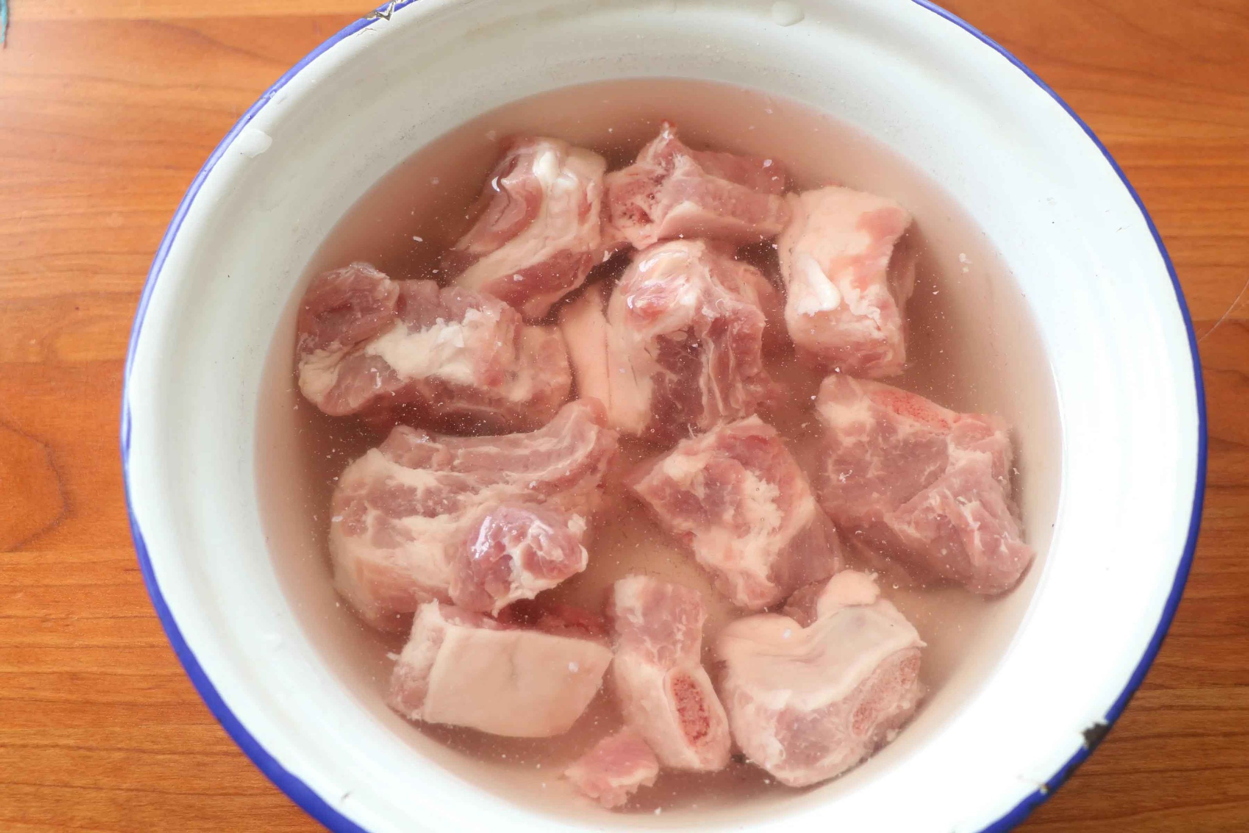 Tại sao d&ugrave; đ&atilde; chần sườn heo trước khi nấu vẫn c&oacute; m&ugrave;i tanh lại dai? T&ocirc;i đ&atilde; hỏi đầu bếp v&agrave; được biết l&agrave; do họ d&ugrave;ng nước kh&ocirc;ng ph&ugrave; hợp - Ảnh 2.