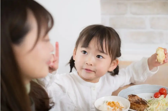 Gọi con ăn cơm, mẹ chỉ nên và chỉ cần gọi đúng 1 lần!- Ảnh 1. Gọi con ăn cơm, mẹ chỉ nên và chỉ cần gọi đúng 1 lần!- Ảnh 1.