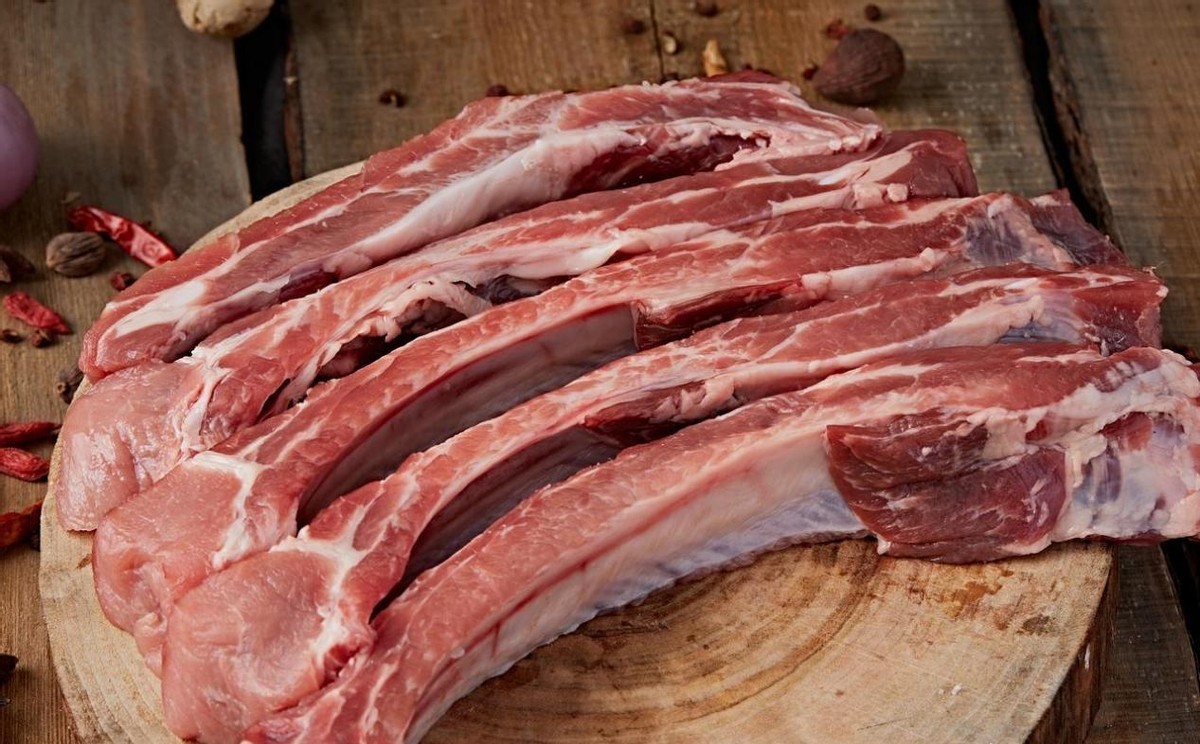 Tại sao d&ugrave; đ&atilde; chần sườn heo trước khi nấu vẫn c&oacute; m&ugrave;i tanh lại dai? T&ocirc;i đ&atilde; hỏi đầu bếp v&agrave; được biết l&agrave; do họ d&ugrave;ng nước kh&ocirc;ng ph&ugrave; hợp - Ảnh 1.