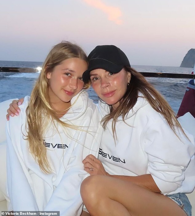 Bị cậu cả Brooklyn từ mặt, vợ chồng Beckham c&oacute; 