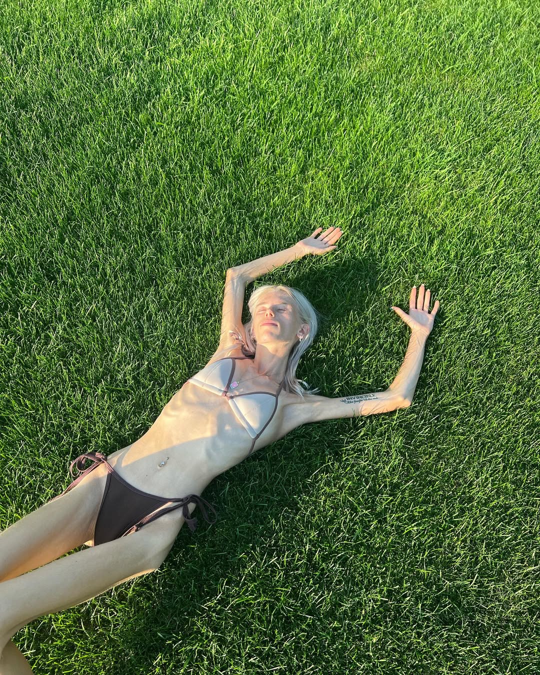 Từ bộ xương kh&ocirc; trở n&ecirc;n tr&agrave;n đầy sức sống: H&agrave;nh tr&igrave;nh chữa l&agrave;nh của c&ocirc; g&aacute;i từng bị c&acirc;n nặng kiểm so&aacute;t cả cuộc đời- Ảnh 2.