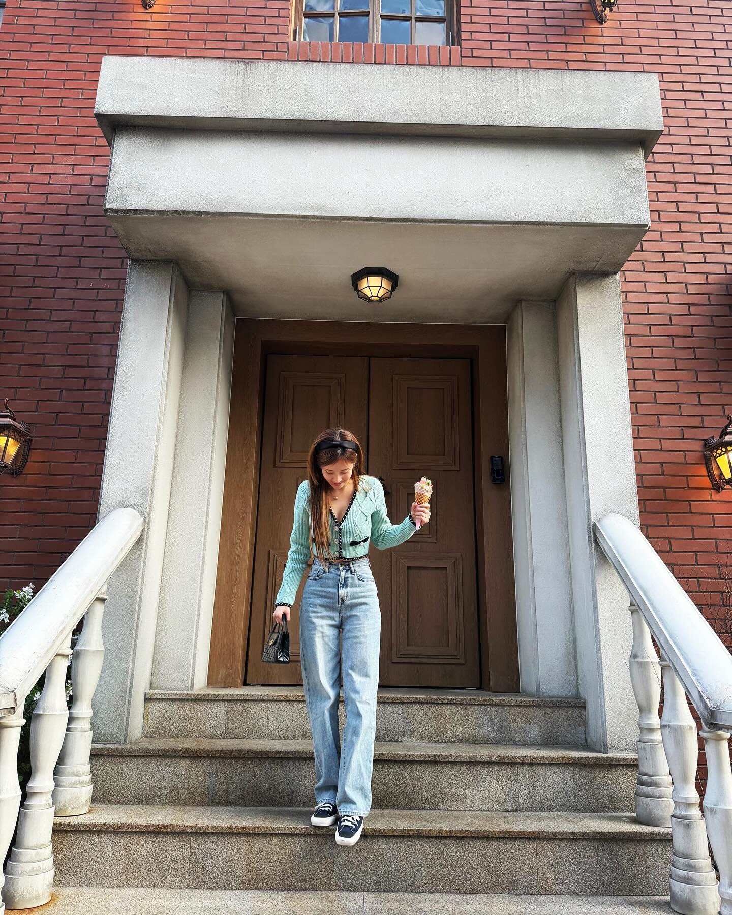 Phong cách Seohyun: Bí quyết diện đồ trẻ trung và thanh lịch của nàng gái ngoan U40 - Ảnh 2. Phong cách Seohyun: Bí quyết diện đồ trẻ trung và thanh lịch của nàng gái ngoan U40 - Ảnh 2.