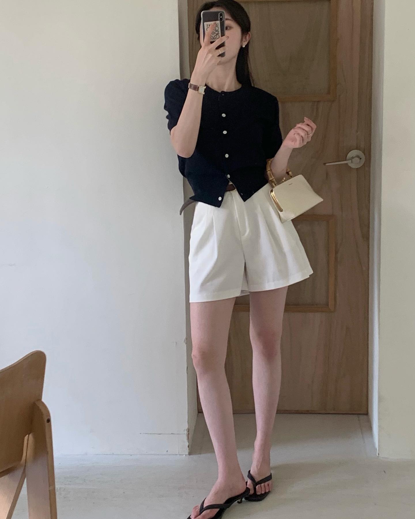 Sắm áo blouse mỏng nhẹ cho mùa hè 2026 vừa đẹp vừa thỏai mái - Ảnh 5. Sắm áo blouse mỏng nhẹ cho mùa hè 2026 vừa đẹp vừa thỏai mái - Ảnh 5.