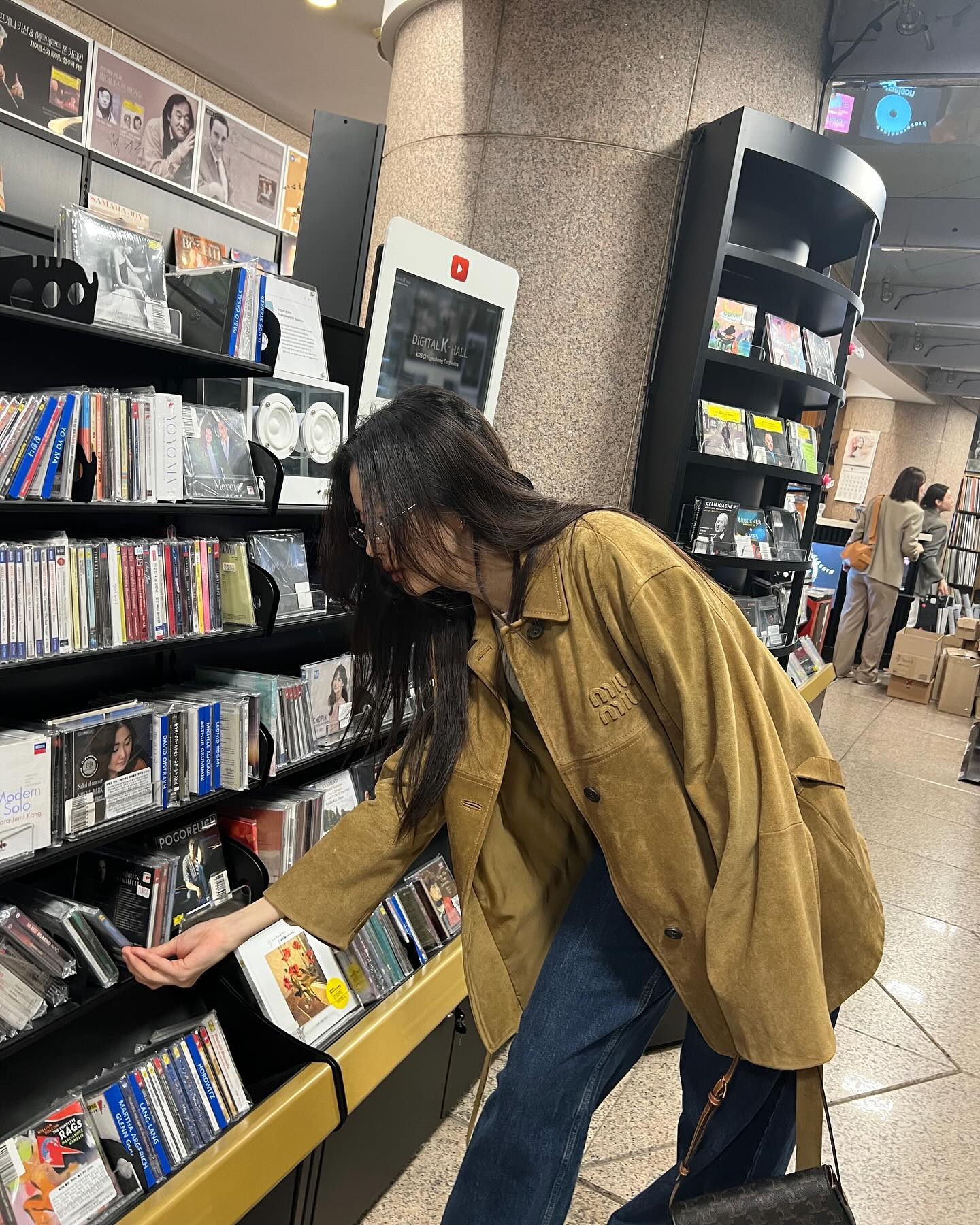 Phong cách Seohyun: Bí quyết diện đồ trẻ trung và thanh lịch của nàng gái ngoan U40 - Ảnh 10. Phong cách Seohyun: Bí quyết diện đồ trẻ trung và thanh lịch của nàng gái ngoan U40 - Ảnh 10.