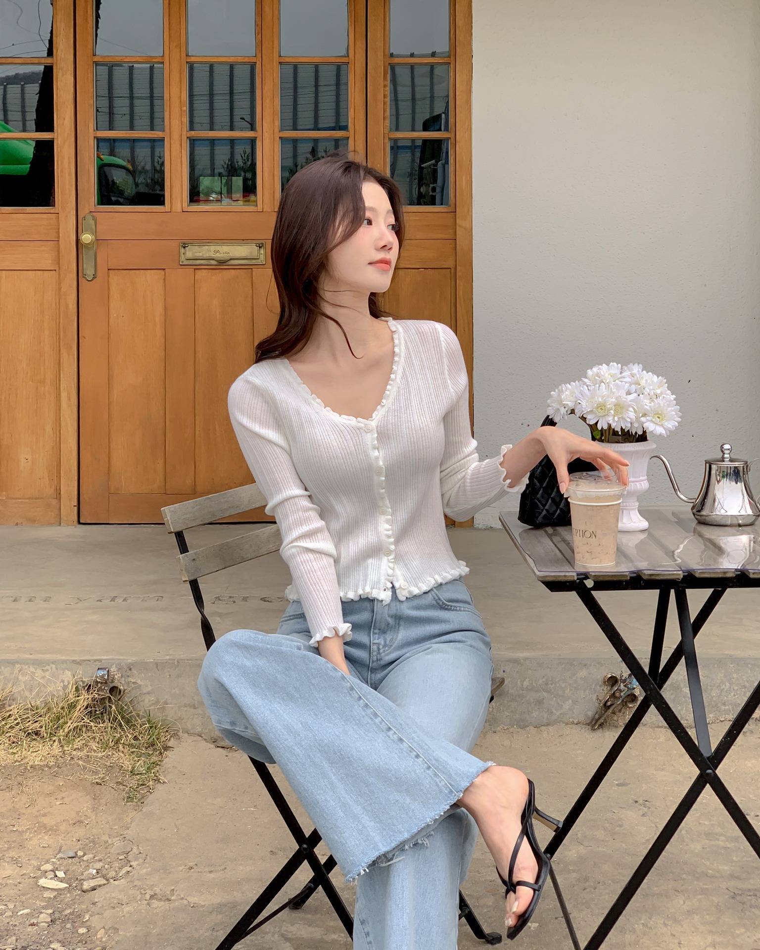 Sắm áo blouse mỏng nhẹ cho mùa hè 2026 vừa đẹp vừa thỏai mái - Ảnh 11. Sắm áo blouse mỏng nhẹ cho mùa hè 2026 vừa đẹp vừa thỏai mái - Ảnh 11.