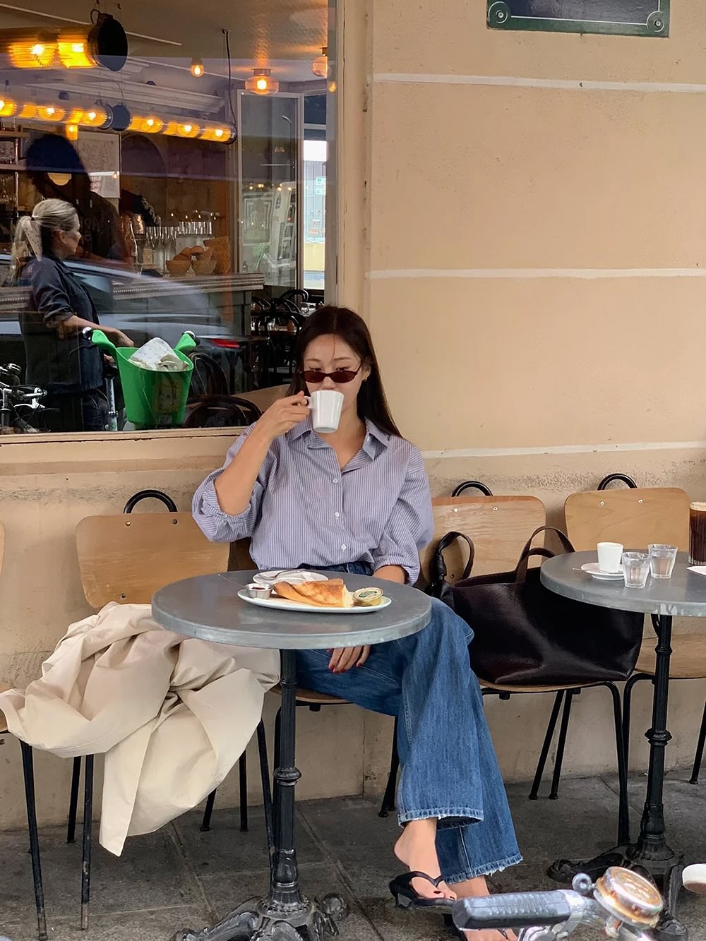 Sắm áo blouse mỏng nhẹ cho mùa hè 2026 vừa đẹp vừa thỏai mái - Ảnh 7. Sắm áo blouse mỏng nhẹ cho mùa hè 2026 vừa đẹp vừa thỏai mái - Ảnh 7.