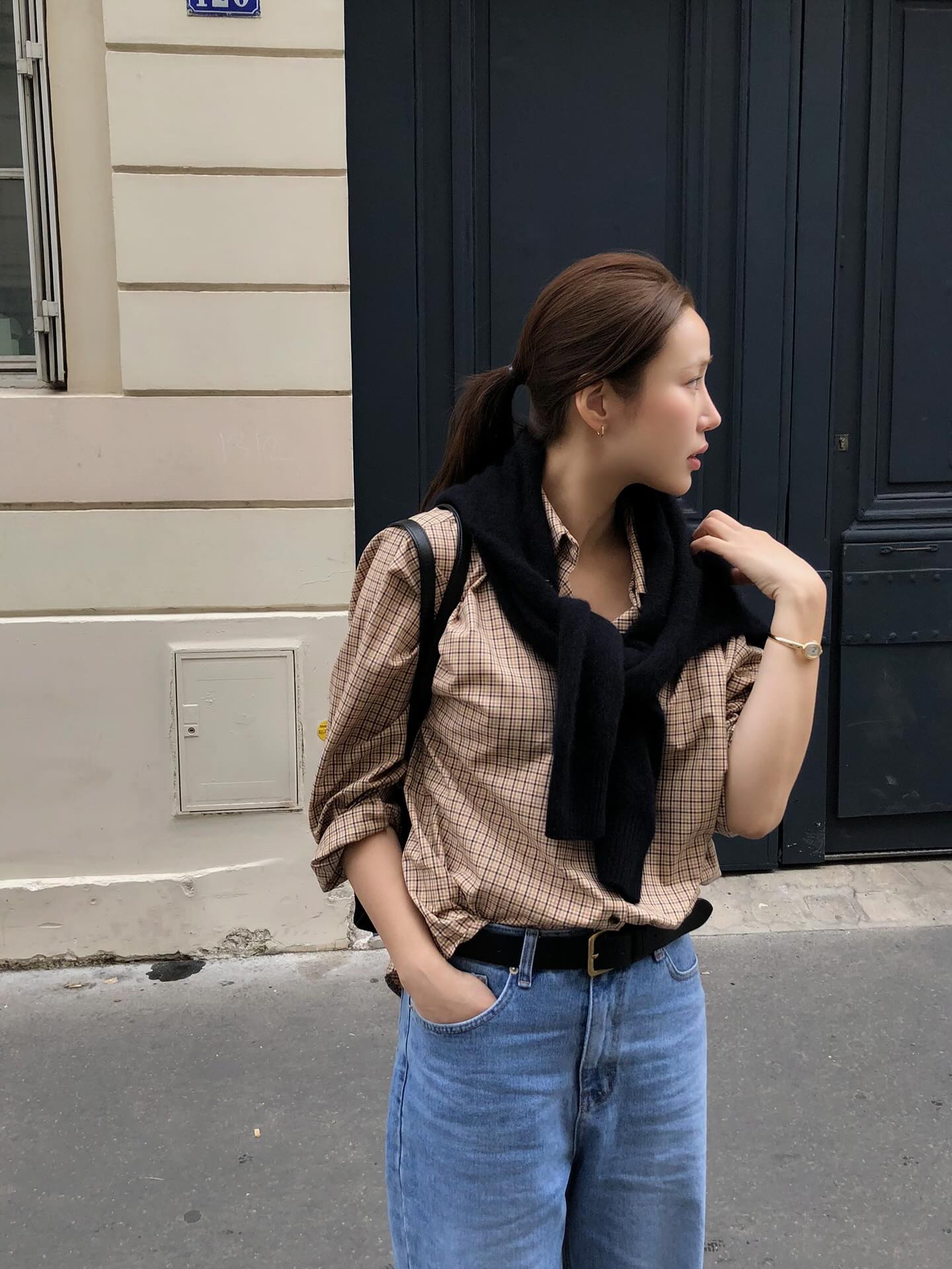 Sắm áo blouse mỏng nhẹ cho mùa hè 2026 vừa đẹp vừa thỏai mái - Ảnh 9. Sắm áo blouse mỏng nhẹ cho mùa hè 2026 vừa đẹp vừa thỏai mái - Ảnh 9.