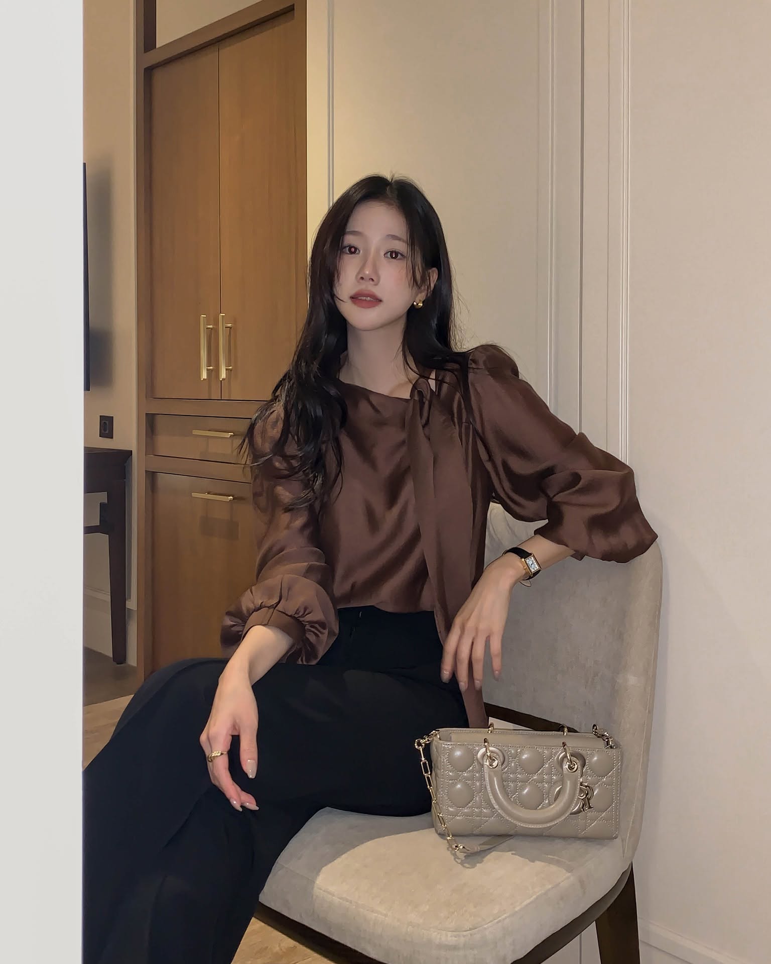 Sắm áo blouse mỏng nhẹ cho mùa hè 2026 vừa đẹp vừa thỏai mái - Ảnh 2. Sắm áo blouse mỏng nhẹ cho mùa hè 2026 vừa đẹp vừa thỏai mái - Ảnh 2.