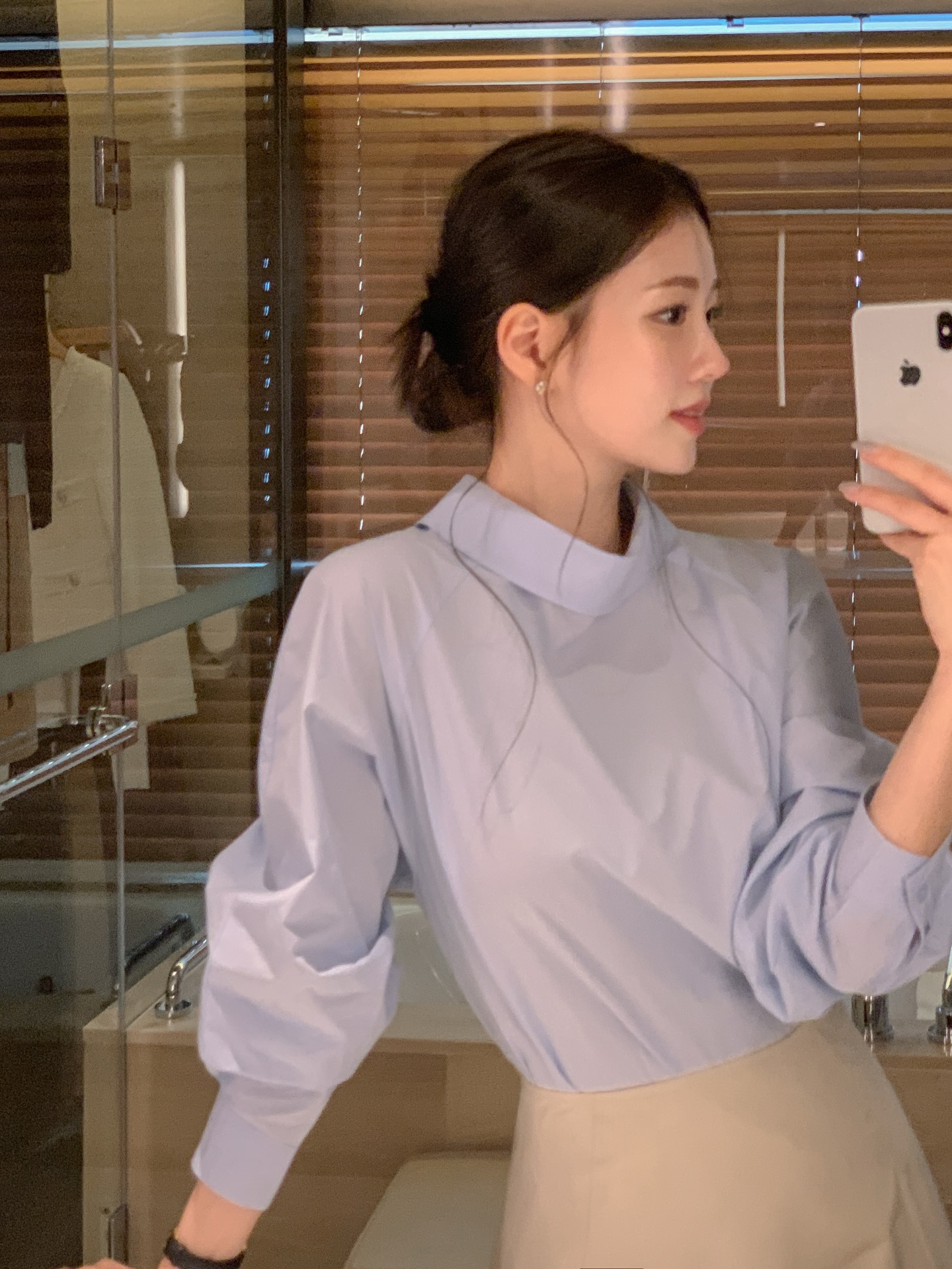 Sắm áo blouse mỏng nhẹ cho mùa hè 2026 vừa đẹp vừa thỏai mái - Ảnh 3. Sắm áo blouse mỏng nhẹ cho mùa hè 2026 vừa đẹp vừa thỏai mái - Ảnh 3.