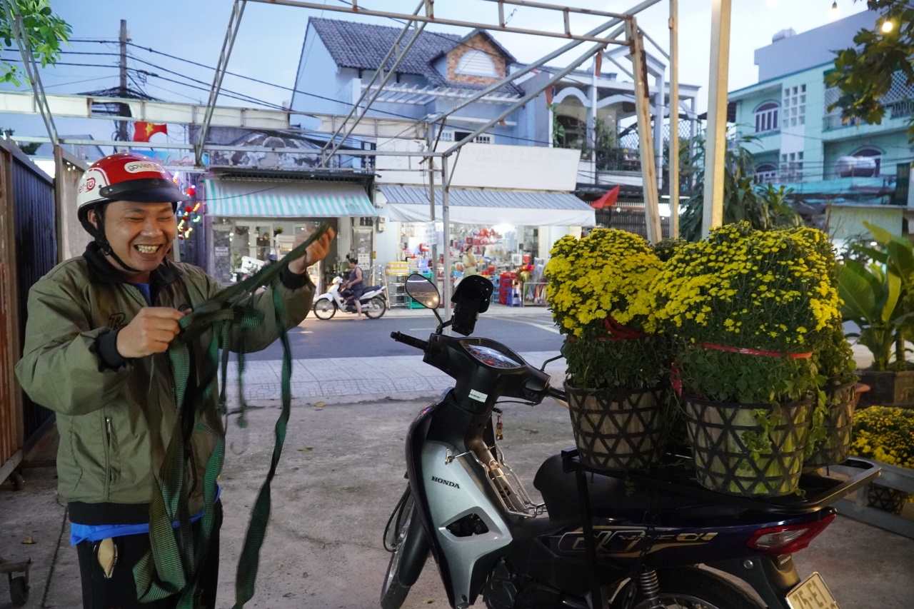 Ấm l&ograve;ng ng&agrave;y gi&aacute;p Tết: Người d&acirc;n TP.HCM chung tay giải cứu từng chậu c&uacute;c m&acirc;m x&ocirc;i, gi&uacute;p b&agrave; con n&ocirc;ng d&acirc;n miền T&acirc;y vơi bớt nỗi lo mất m&ugrave;a- Ảnh 14.