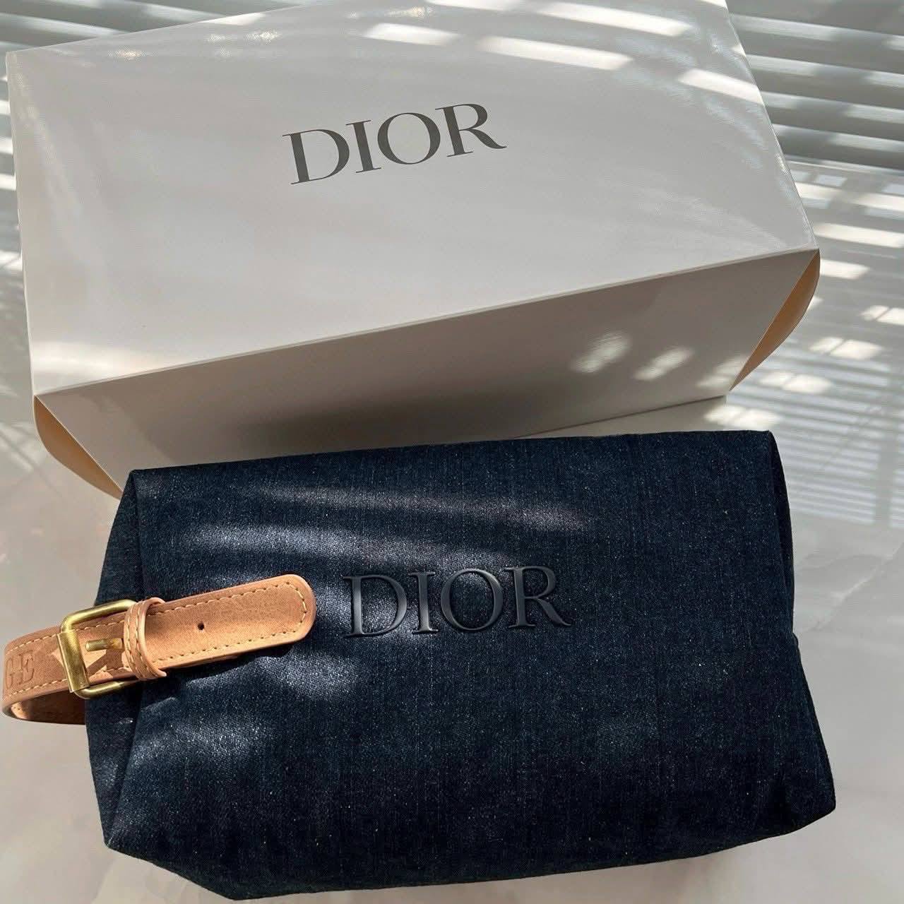 Hoa hậu &Yacute; Nhi tặng bạn trai t&uacute;i Dior, mặc &aacute;o đ&ocirc;i 