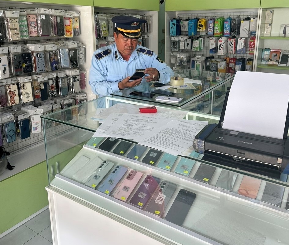 Mua b&aacute;n iPhone nhập lậu, 3 hộ kinh doanh bị phạt 90 triệu đồng - Ảnh 1.