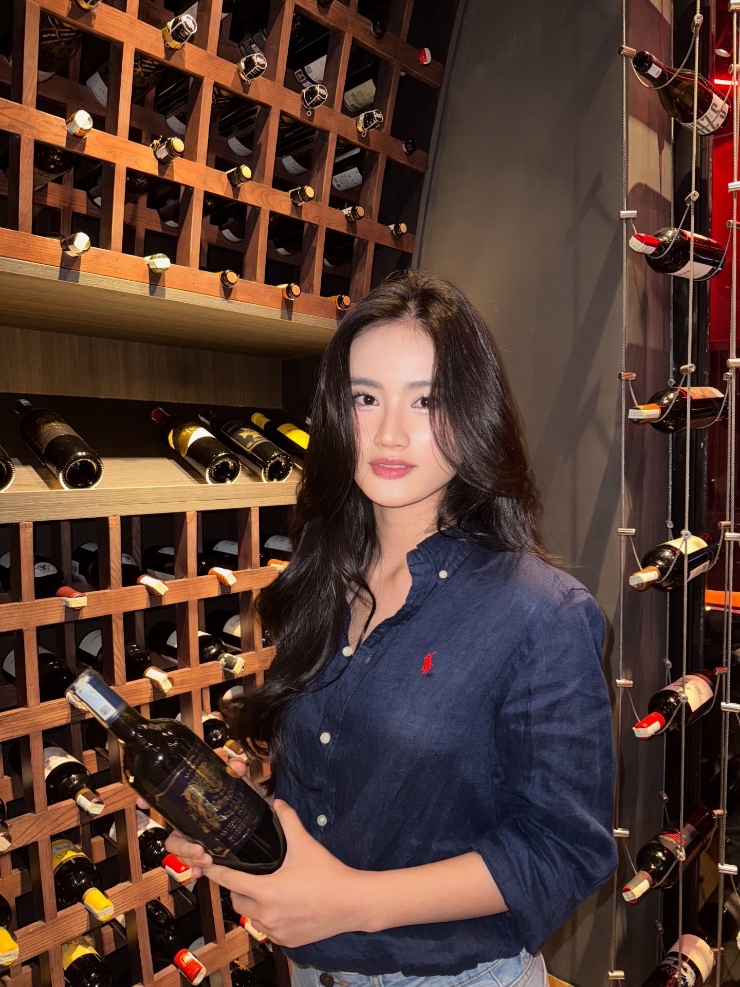 Hoa hậu &Yacute; Nhi tặng bạn trai t&uacute;i Dior, mặc &aacute;o đ&ocirc;i 