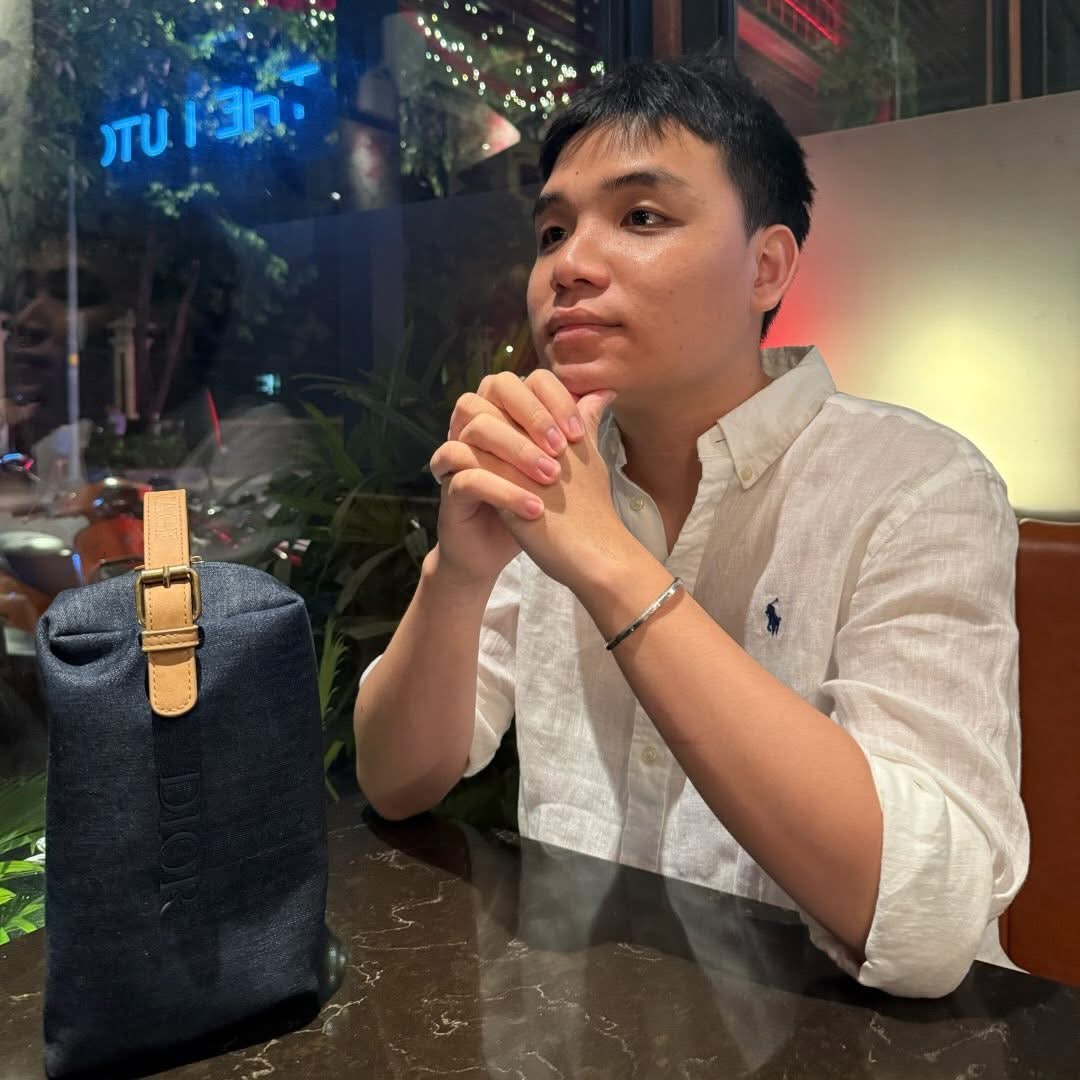 Hoa hậu &Yacute; Nhi tặng bạn trai t&uacute;i Dior, mặc &aacute;o đ&ocirc;i 