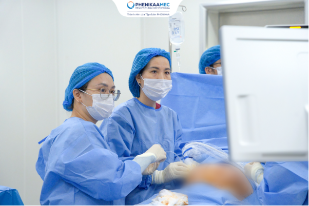 Nội soi buồng ối đốt d&acirc;y rốn bằng laser mở ra hy vọng cho song thai nguy cơ cao - Ảnh 1.