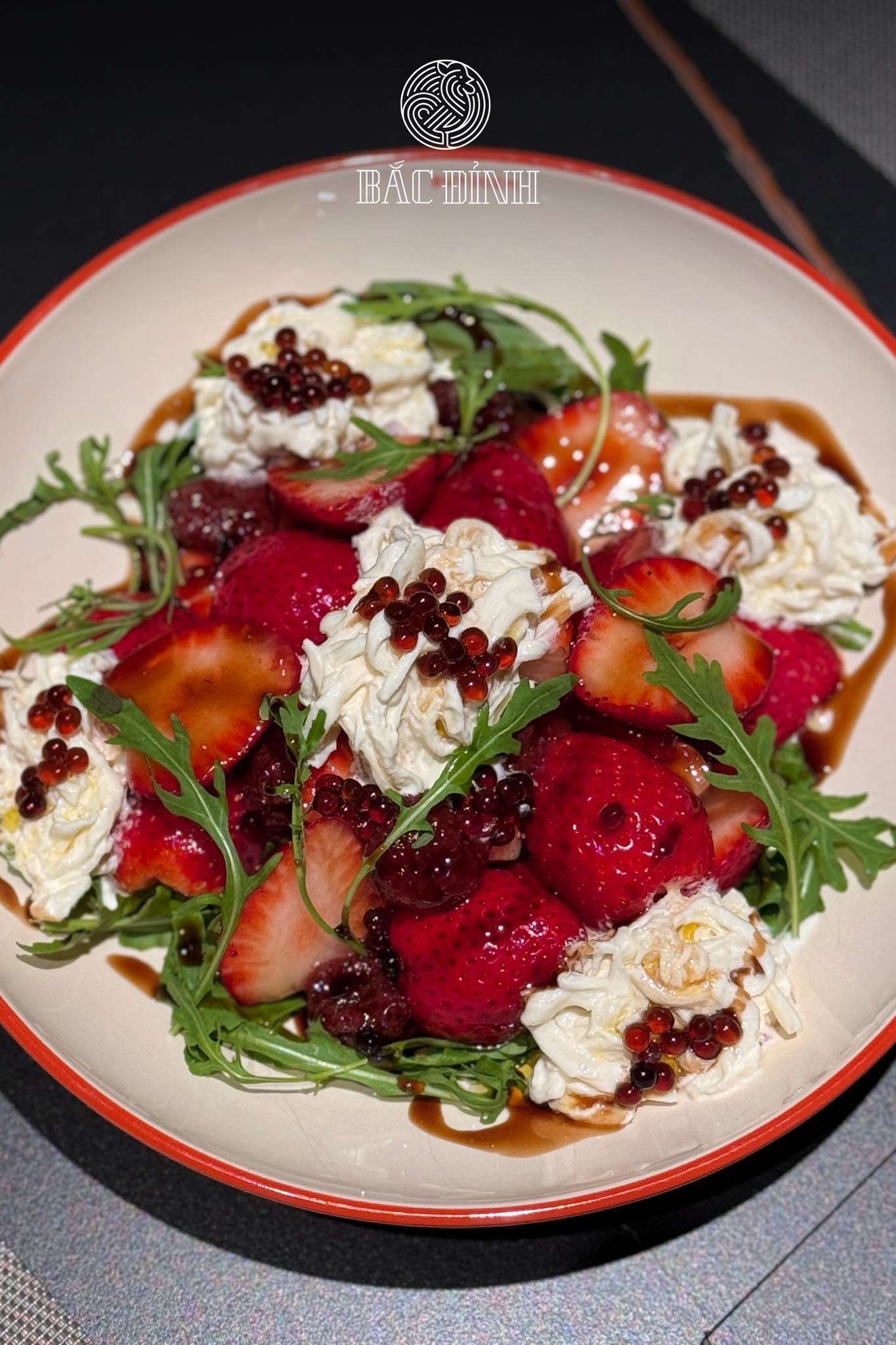 Salad dâu tây nhà giàu 770 k: Trải nghiệm ẩm thực đắt xắt ra miếng - Ảnh 1. Salad dâu tây nhà giàu 770 k: Trải nghiệm ẩm thực đắt xắt ra miếng - Ảnh 1.