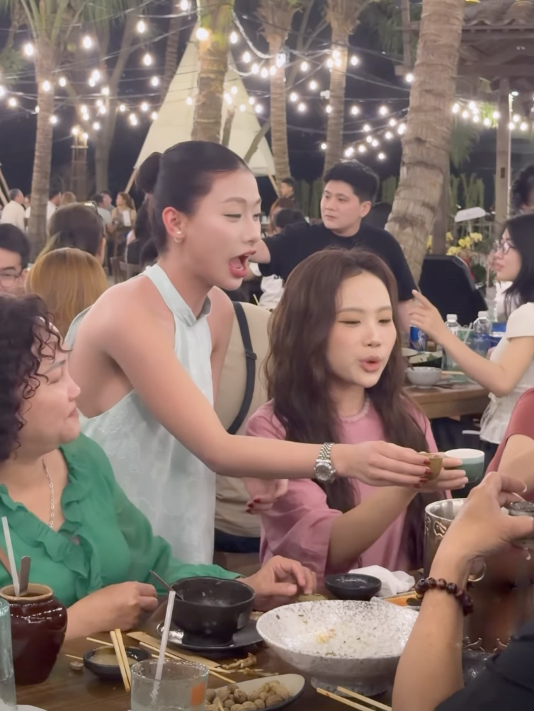 Louis Phạm xinh thật đấy, chung khung hình với Ngọc Trinh, Hoa hậu Thanh Thuỷ vẫn không lép vế, còn được khen nức nở- Ảnh 7. Louis Phạm xinh thật đấy, chung khung hình với Ngọc Trinh, Hoa hậu Thanh Thuỷ vẫn không lép vế, còn được khen nức nở- Ảnh 7.