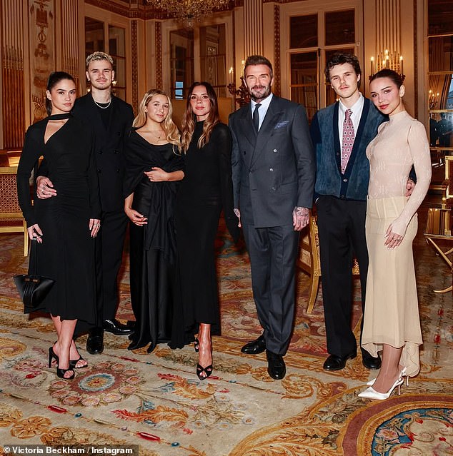 Bị cậu cả Brooklyn từ mặt, vợ chồng Beckham c&oacute; 