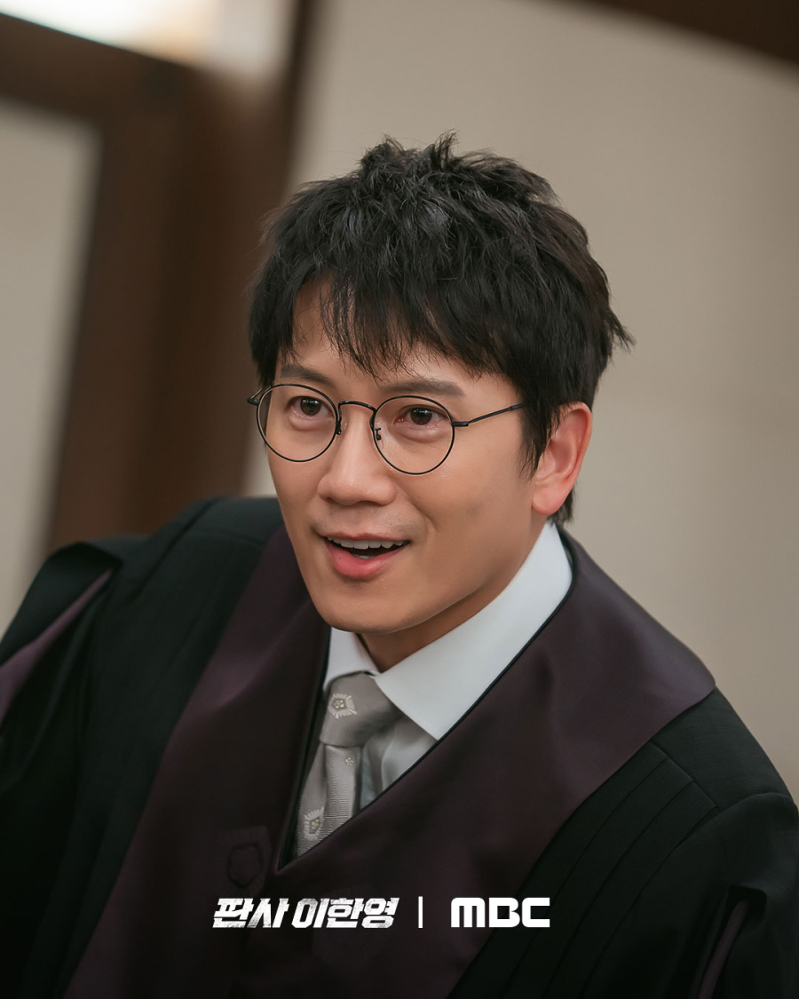 Hậu trường The Judge Returns: Ji Sung tỏa s&aacute;ng với vai diễn đầy cảm x&uacute;c - Ảnh 3.