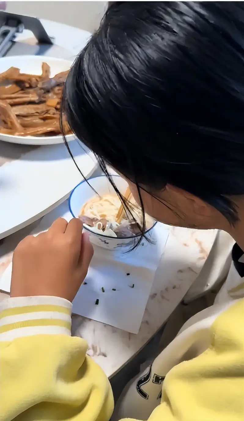 Con kh&ocirc;ng chịu ăn h&agrave;nh l&aacute;, người mẹ c&oacute; h&agrave;nh động g&acirc;y tranh c&atilde;i- Ảnh 2.