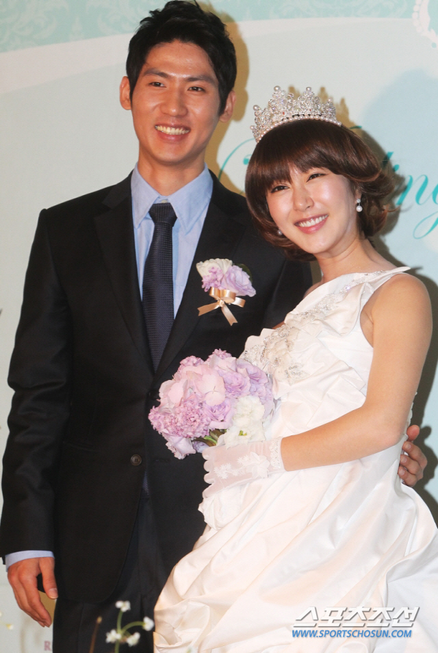 Vợ chồng nữ ca sĩ quốc d&acirc;n - cầu thủ c&atilde;i nhau to, đ&agrave;ng trai bị cấm kh&ocirc;ng cho v&agrave;o nh&agrave; suốt 1 th&aacute;ng qua- Ảnh 1.