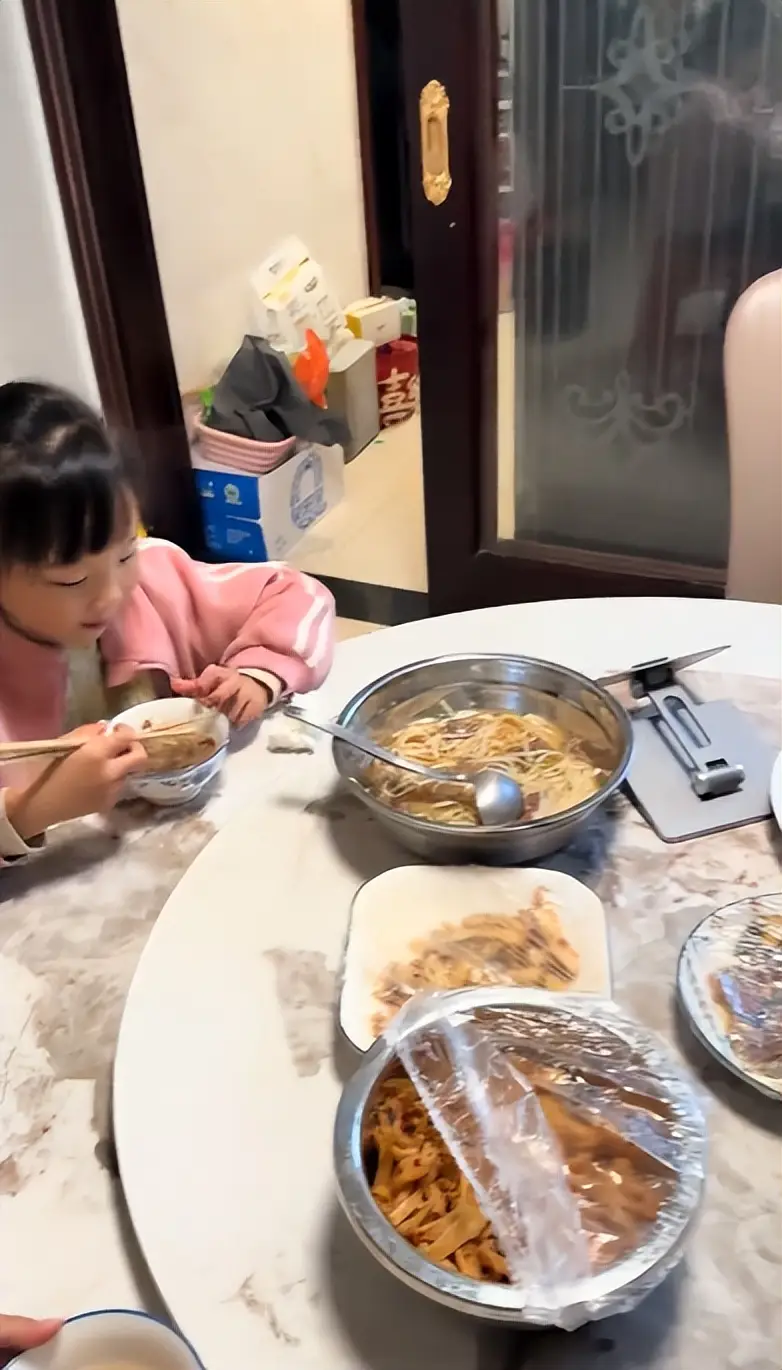 Con kh&ocirc;ng chịu ăn h&agrave;nh l&aacute;, người mẹ c&oacute; h&agrave;nh động g&acirc;y tranh c&atilde;i- Ảnh 1.