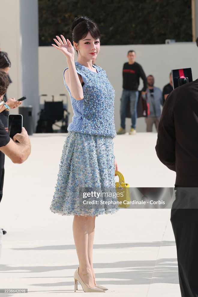 Địch Lệ Nhiệt Ba lại bị Dior xử tệ?- Ảnh 11. Địch Lệ Nhiệt Ba lại bị Dior xử tệ?- Ảnh 11.