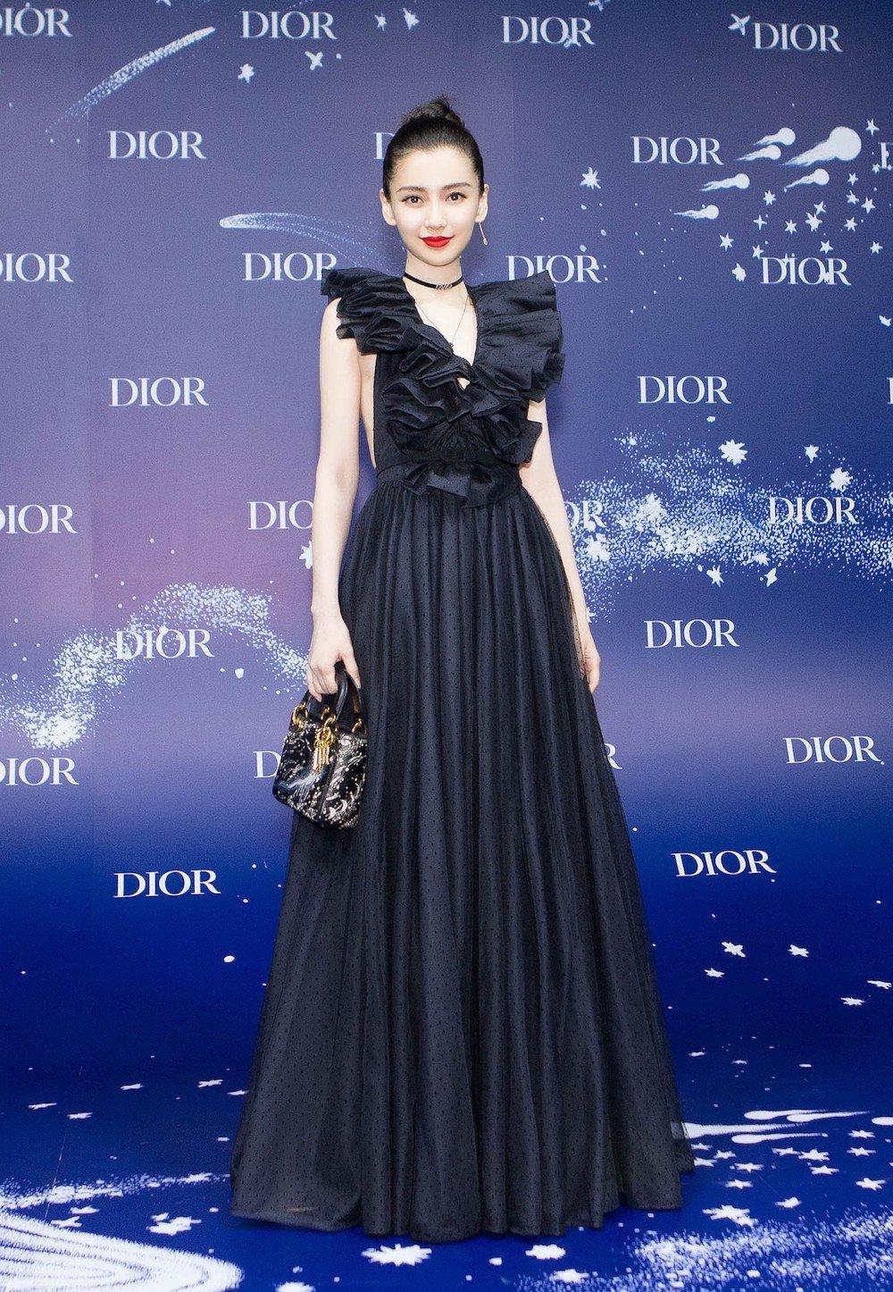 Địch Lệ Nhiệt Ba lại bị Dior xử tệ?- Ảnh 5. Địch Lệ Nhiệt Ba lại bị Dior xử tệ?- Ảnh 5.