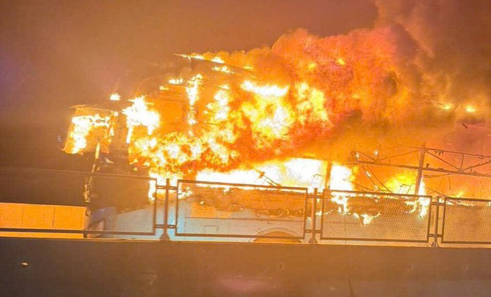 Xe giường nằm cháy lớn trên cao tốc, một hành khách tử vong thương tâm - Ảnh 1. Xe giường nằm cháy lớn trên cao tốc, một hành khách tử vong thương tâm - Ảnh 1.