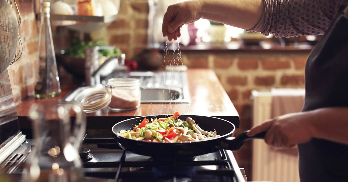 T&ocirc;i chỉ đổi c&aacute;ch n&ecirc;m nếm cho nồi canh, vậy m&agrave; cả tuần l&agrave;m g&igrave; cũng &ldquo;tr&ocirc;i&rdquo;, c&aacute;c cụ bảo thế l&agrave; thuận v&iacute;a- Ảnh 1.