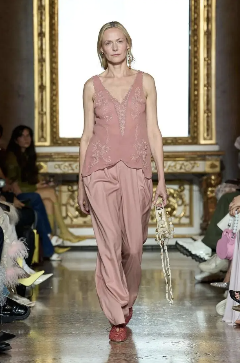 Dự b&aacute;o gam m&agrave;u thời trang Xu&acirc;n H&egrave; 2026: Kh&iacute; chất rực rỡ cho ph&aacute;i đẹp - Ảnh 33.