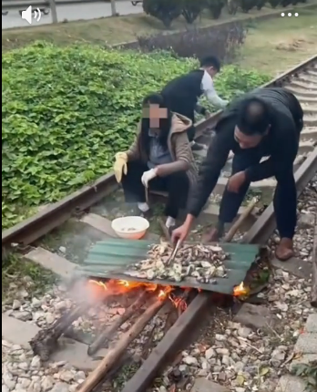 Lập bi&ecirc;n bản gia đ&igrave;nh nướng đồ ăn tr&ecirc;n đường ray t&agrave;u hỏa ở Quảng Ninh - Ảnh 1.