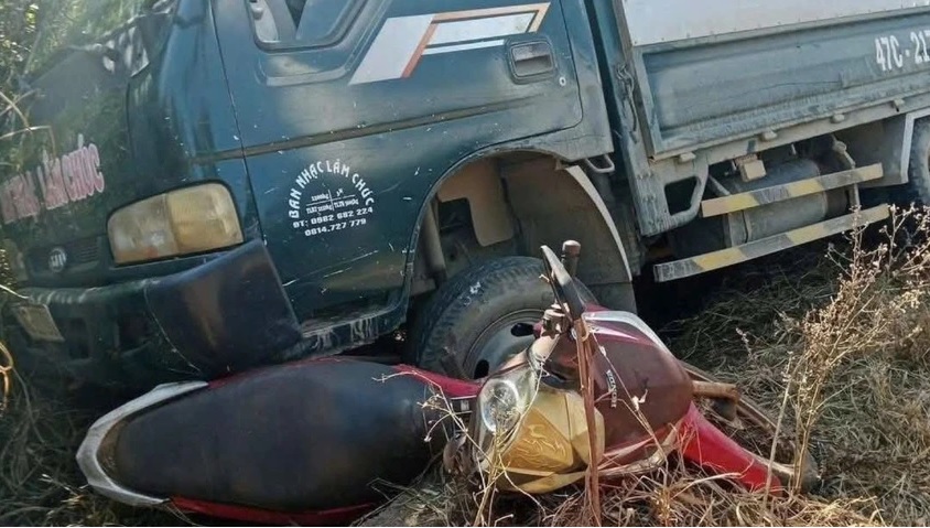 Tai nạn xe tải tự trôi khiến bé gái 10 tuổi tử vong tại Đắk Lắk - Ảnh 1. Tai nạn xe tải tự trôi khiến bé gái 10 tuổi tử vong tại Đắk Lắk - Ảnh 1.