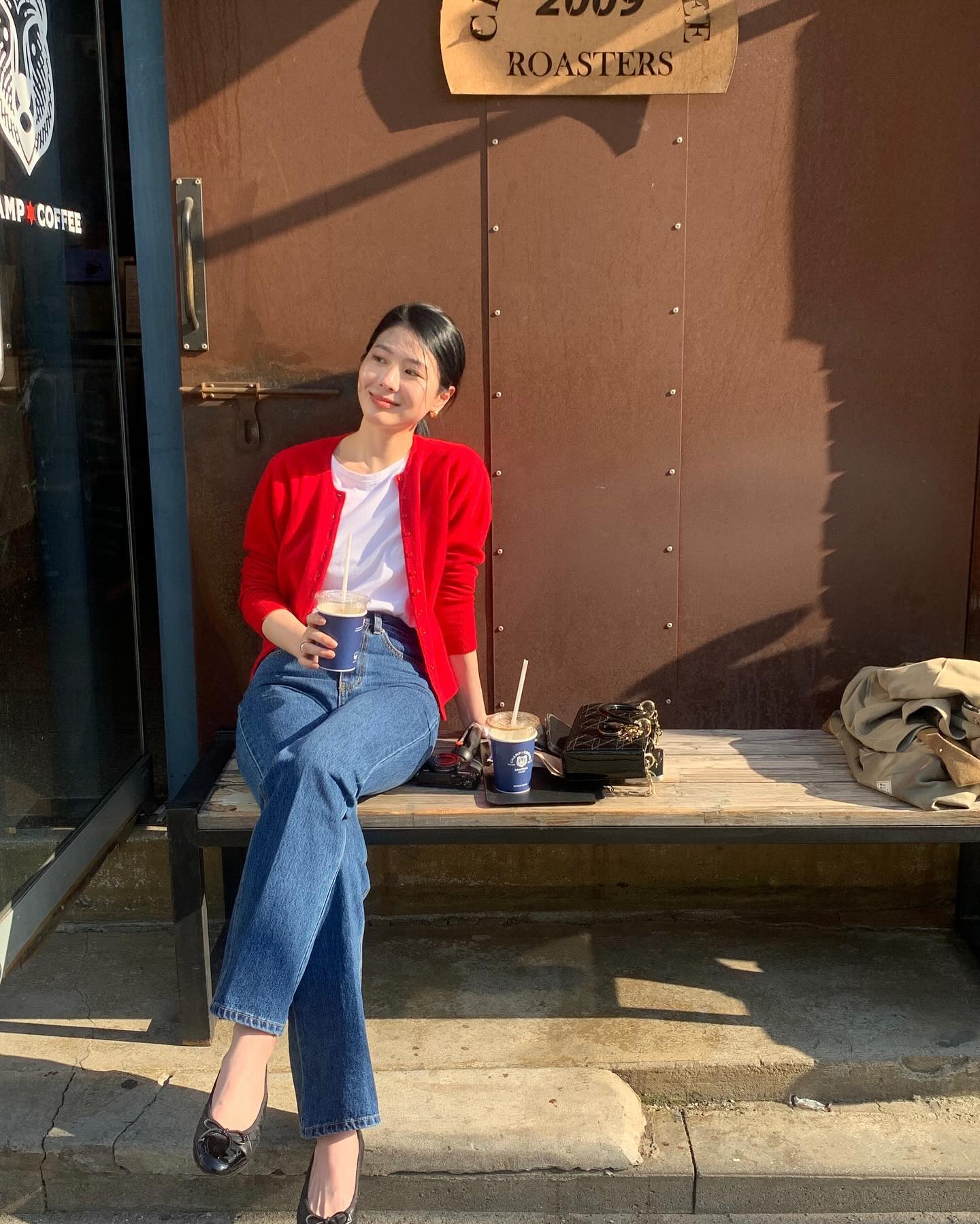 Cách mix áo cardigan sành điệu cho mọi hoàn cảnh trong mùa xuân 2026 - Ảnh 3. Cách mix áo cardigan sành điệu cho mọi hoàn cảnh trong mùa xuân 2026 - Ảnh 3.