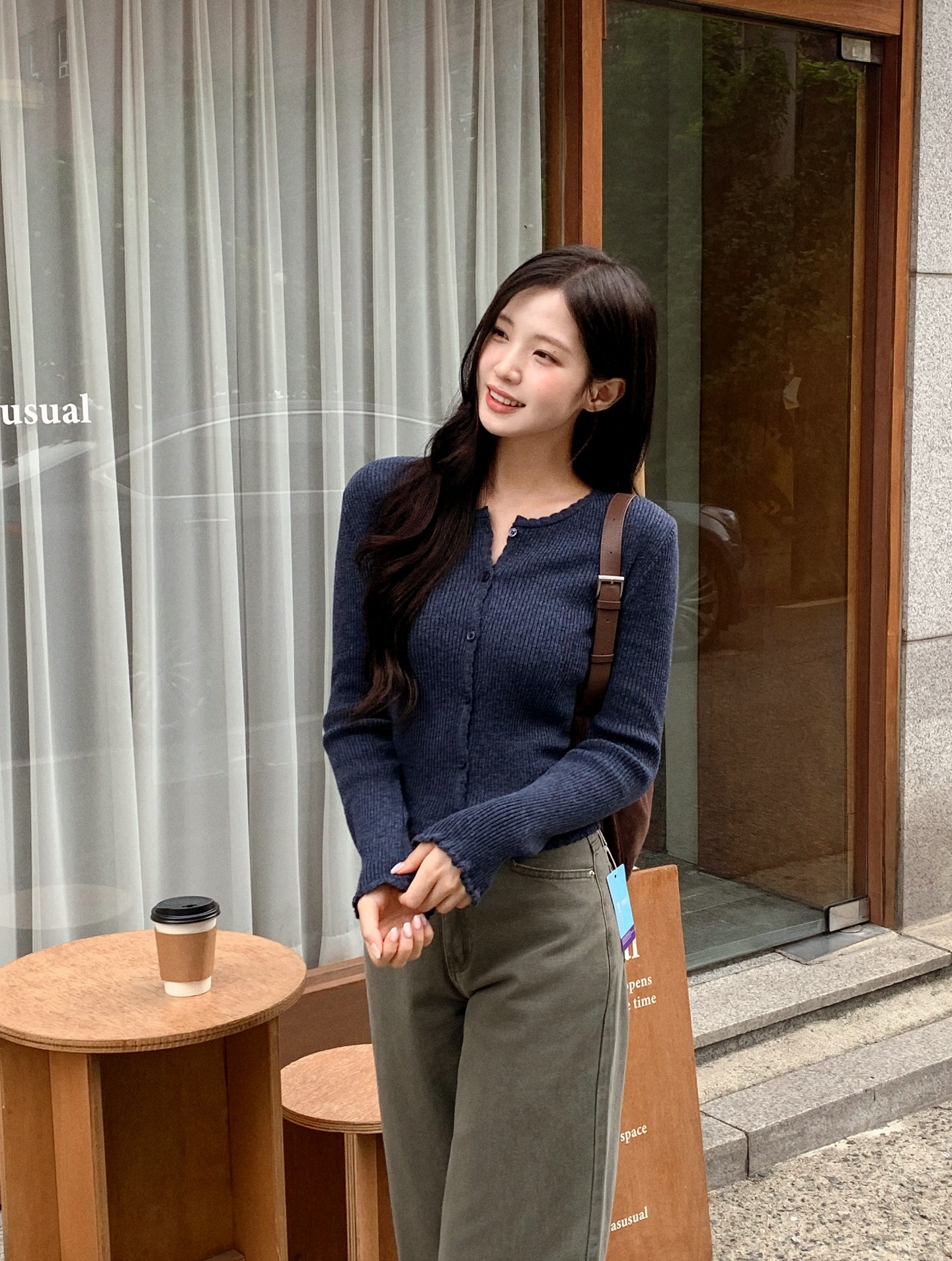 Cách mix áo cardigan sành điệu cho mọi hoàn cảnh trong mùa xuân 2026 - Ảnh 8. Cách mix áo cardigan sành điệu cho mọi hoàn cảnh trong mùa xuân 2026 - Ảnh 8.