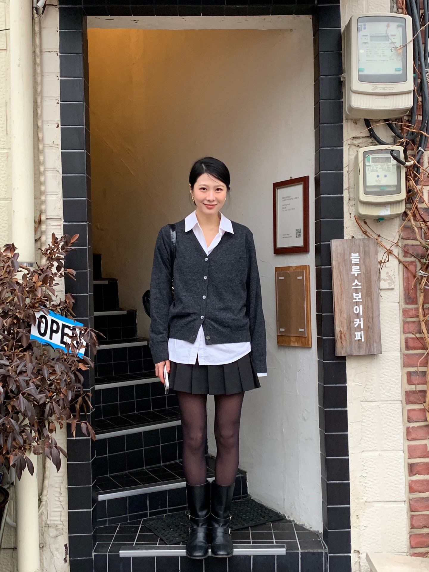 Cách mix áo cardigan sành điệu cho mọi hoàn cảnh trong mùa xuân 2026 - Ảnh 2. Cách mix áo cardigan sành điệu cho mọi hoàn cảnh trong mùa xuân 2026 - Ảnh 2.