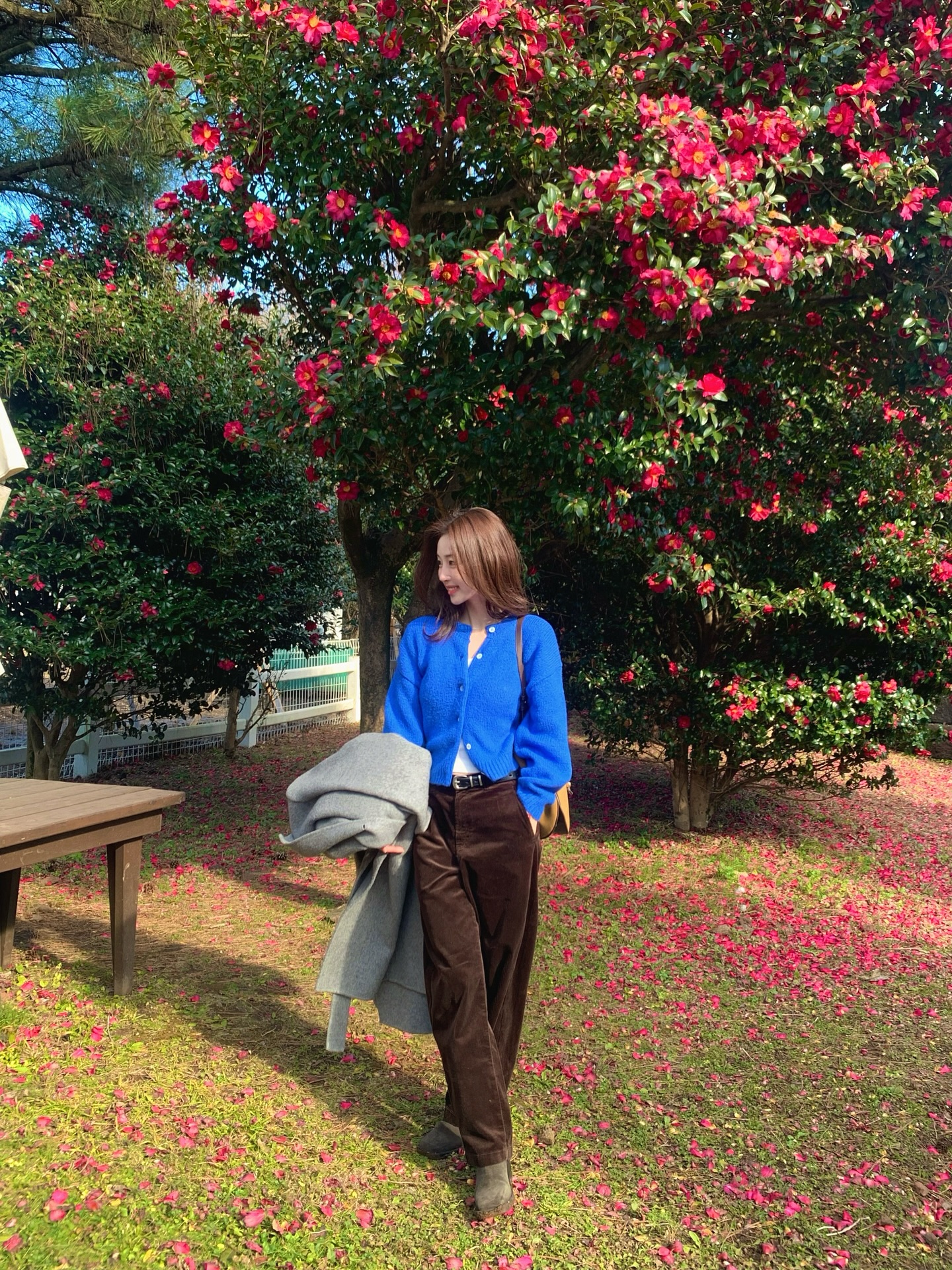 Cách mix áo cardigan sành điệu cho mọi hoàn cảnh trong mùa xuân 2026 - Ảnh 7. Cách mix áo cardigan sành điệu cho mọi hoàn cảnh trong mùa xuân 2026 - Ảnh 7.