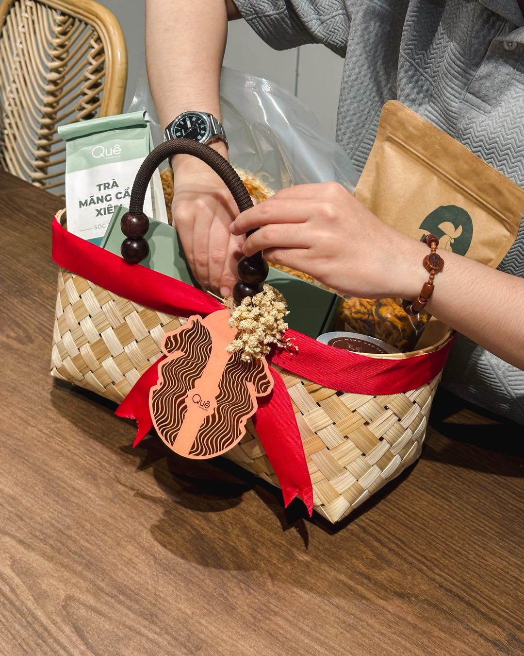 Th&ocirc;ng gia ngh&egrave;o gửi qu&agrave; Tết sớm, t&ocirc;i cho&aacute;ng v&aacute;ng v&igrave; thứ nh&eacute;t b&ecirc;n trong hộp b&aacute;nh, bảo sao con d&acirc;u giỏi giang đến thế- Ảnh 1.