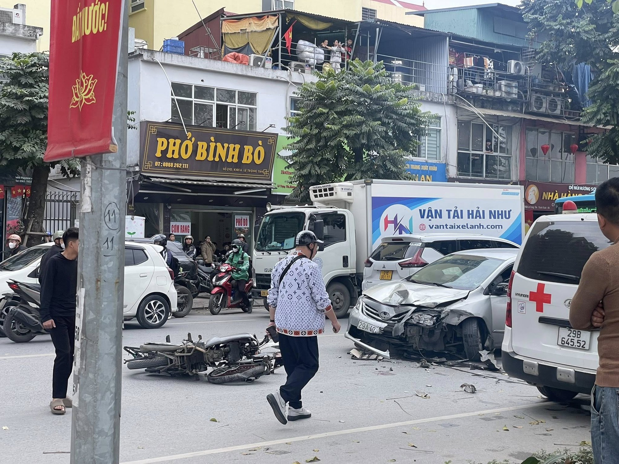 Ô tô tông liên hoàn 6 xe tại Hà Nội khiến 3 người bị thương - Ảnh 1. Ô tô tông liên hoàn 6 xe tại Hà Nội khiến 3 người bị thương - Ảnh 1.